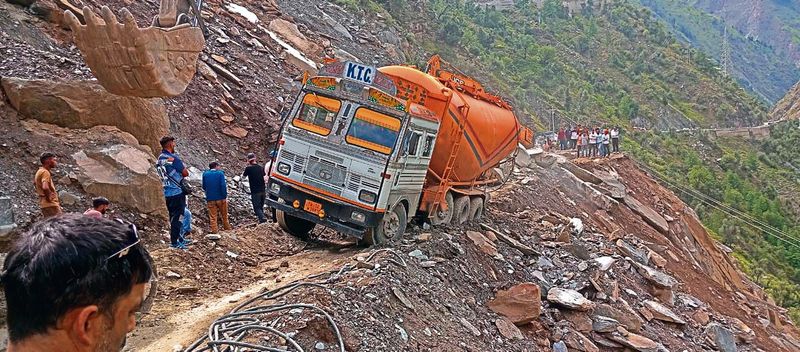 Treacherous road conditions between Chamba and Holi